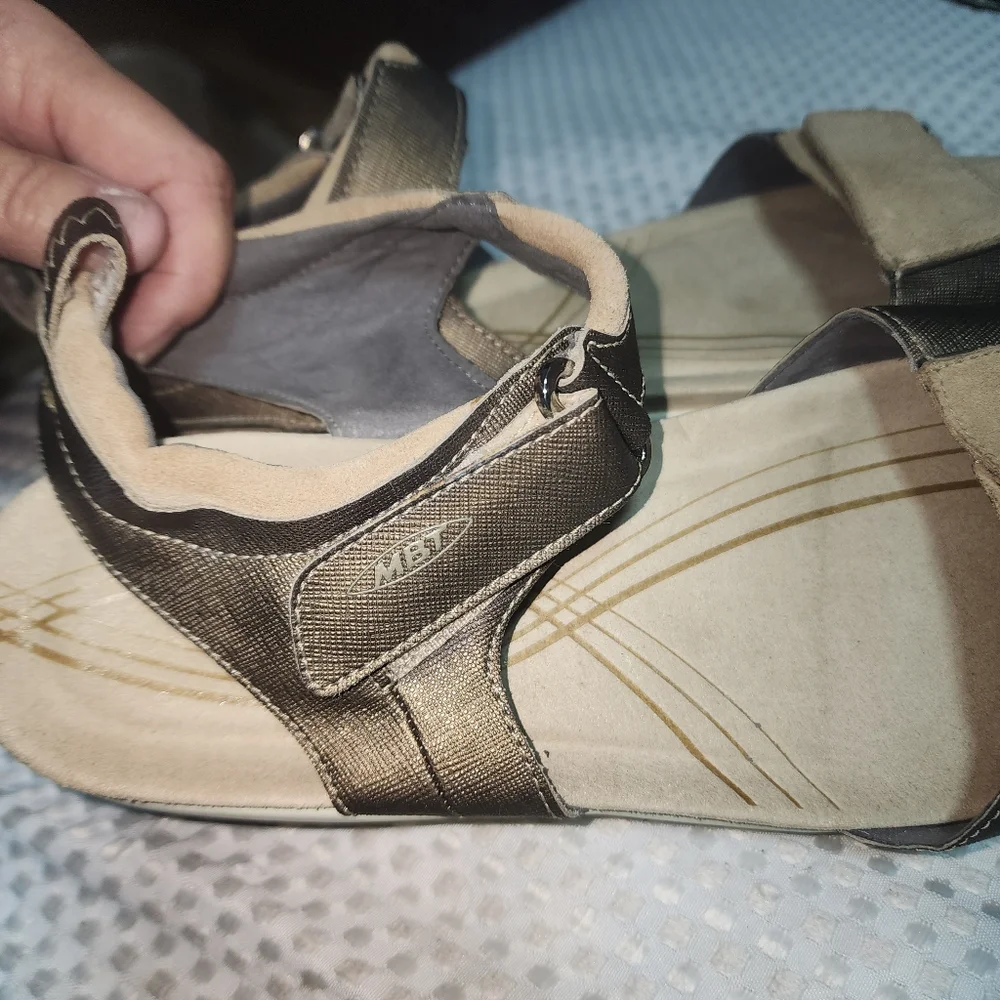 MBT PIA EUC WOMENS SZ 11 TAN SUEDE ROCKER TONING WALKING SANDALS